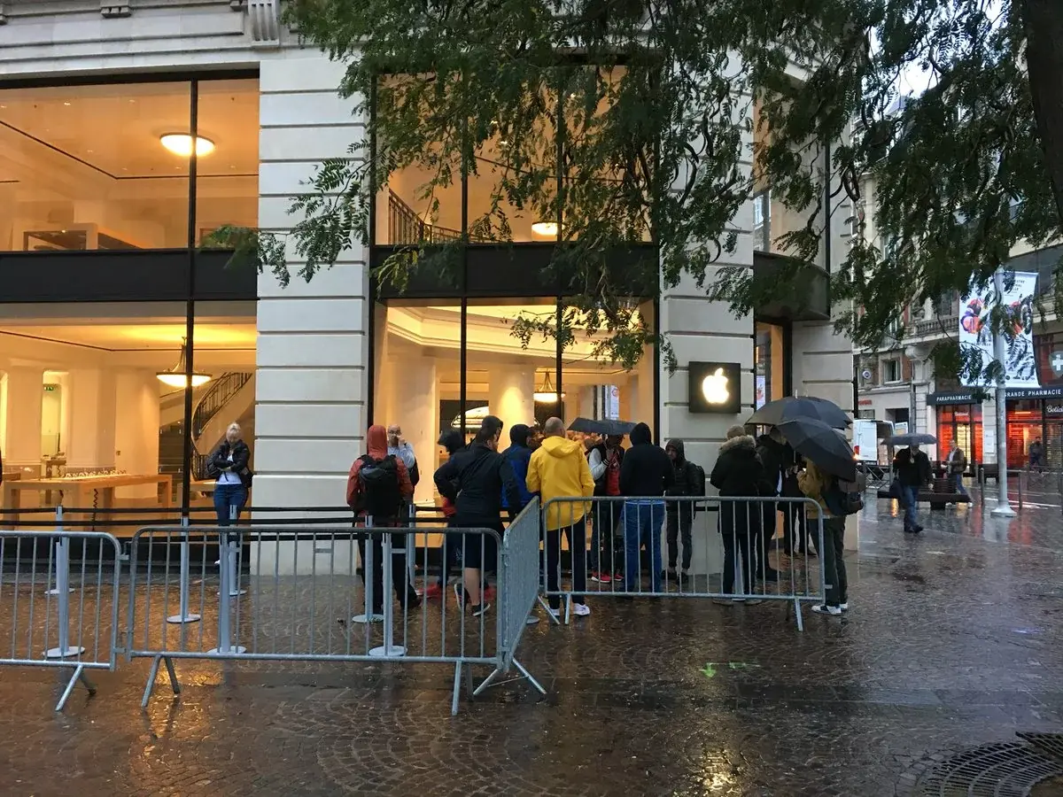 iPhone XS : les files d'attente se forment devant les Apple Store français