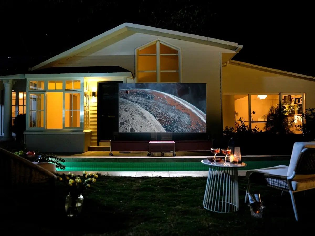 AWOL Vision Aetherion&nbsp;: le cin&eacute;ma 4K triple laser de 200 pouces d&eacute;barque sur Kickstarter