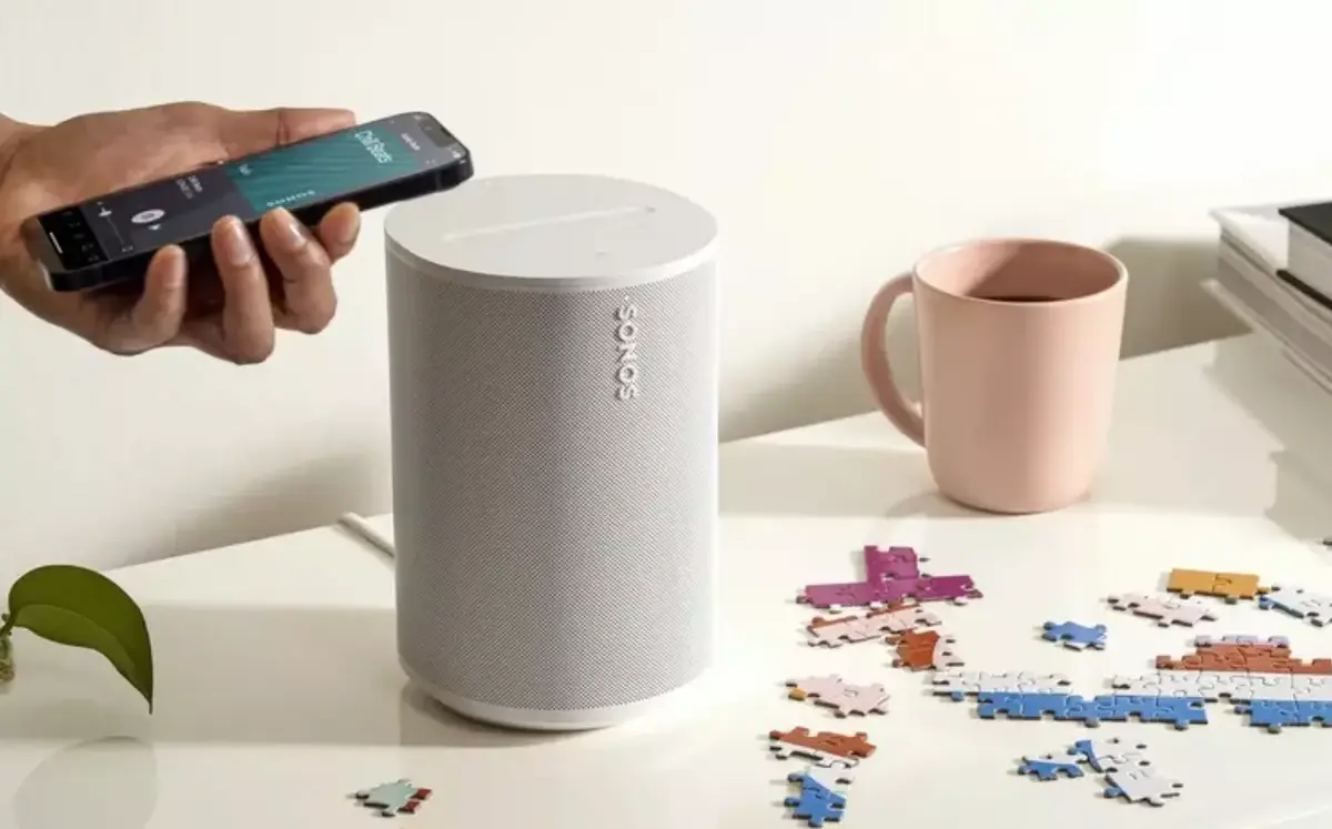 Sonos Era 100 dans sa robe blanche