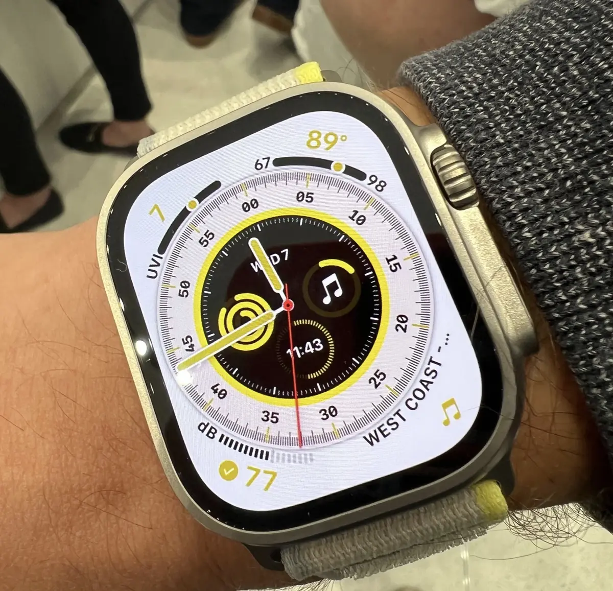 La grosse Apple Watch Ultra "en vrai", l'iPhone 14 et les AirPods Pro 2