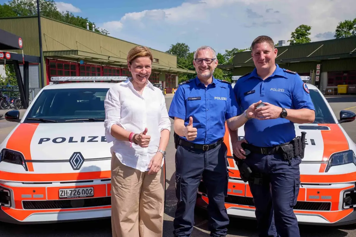 Ces policiers suisses troquent leurs Smart pour sept Renault 5 E-Tech electric