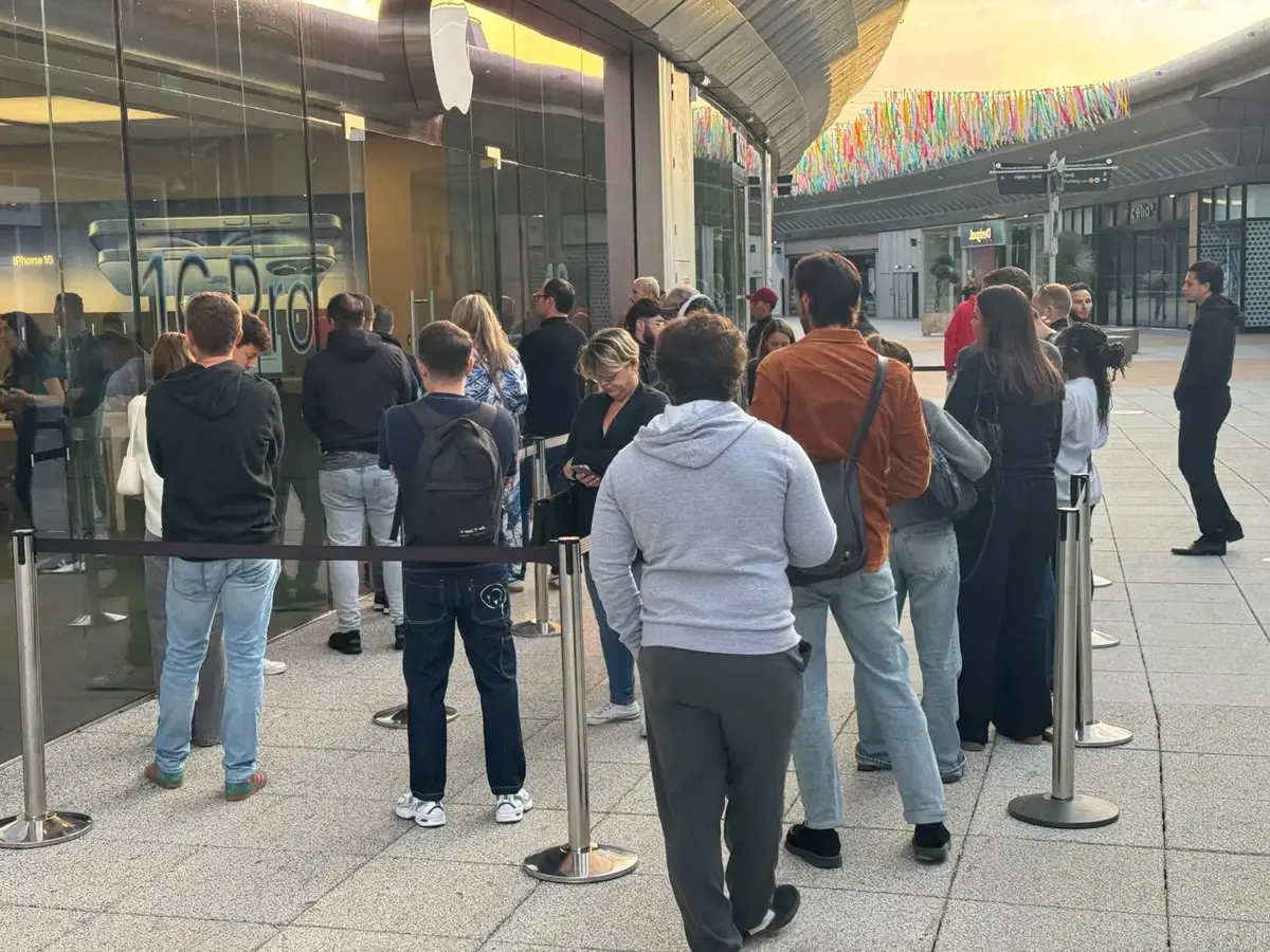 iPhone 16 : les premières files d'attente devant les Apple Store en France !