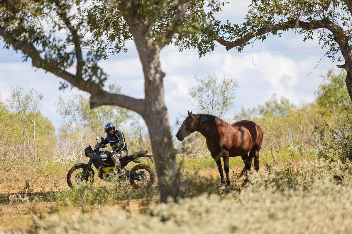 Essai de la Can-Am Pulse, la premi&egrave;re moto &eacute;lectrique &eacute;quip&eacute;e de CarPlay