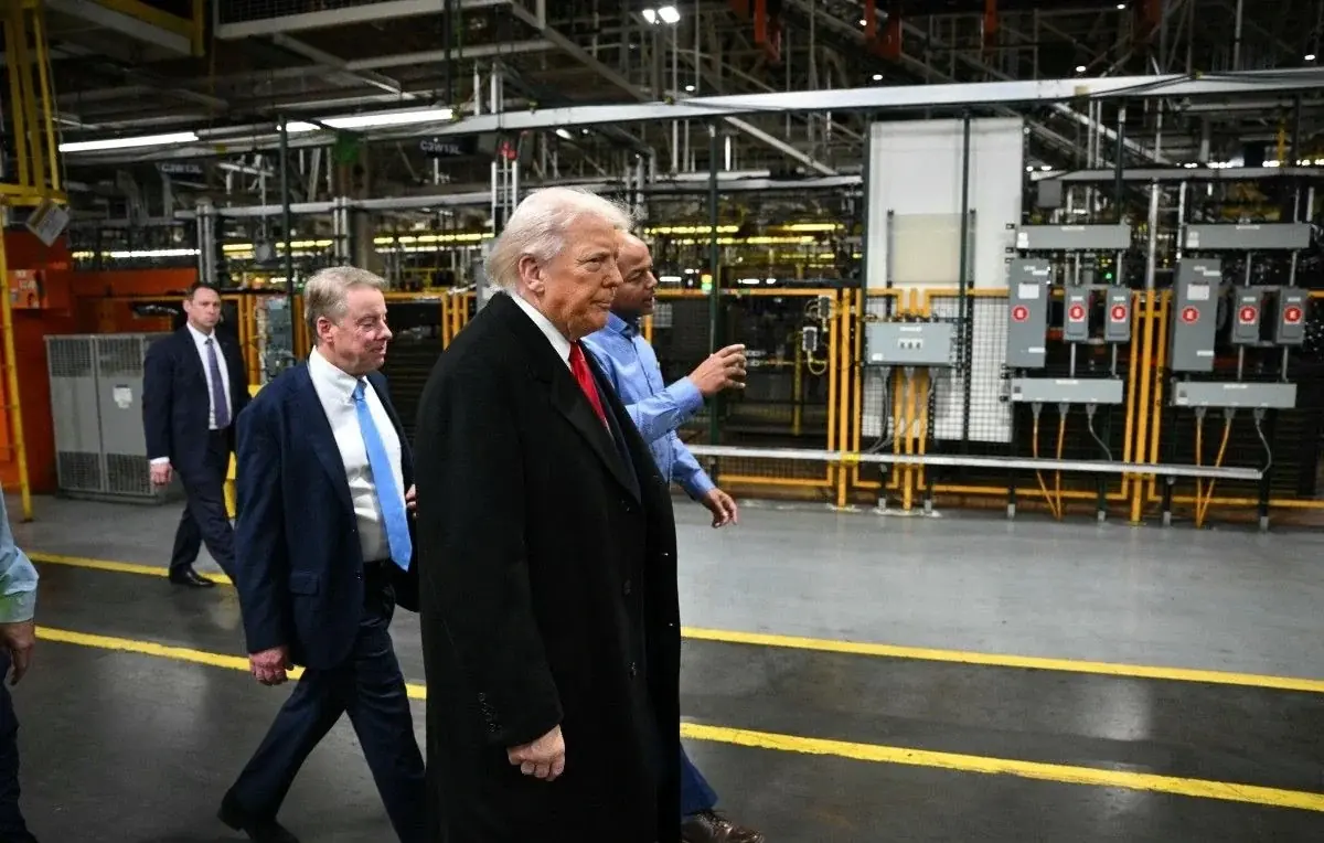 Trump Fait Un Doigt D honneur Un Employ Ford Le Salari Suspendu 