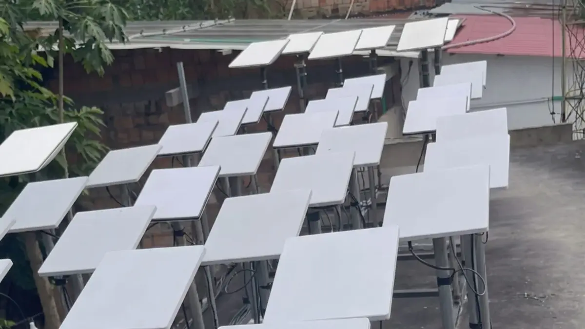 Au Br&eacute;sil, des dizaines d'antennes Starlink align&eacute;es en pleine Amazonie