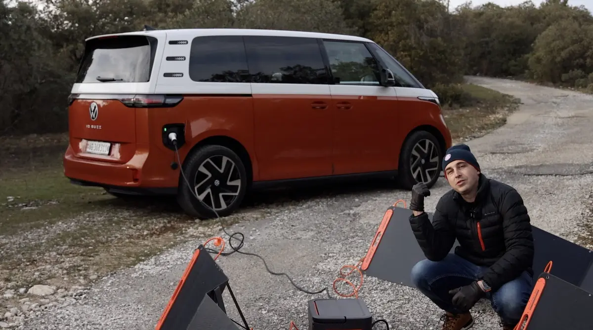 Test batterie Jackery Explorer 2000 Pro : on charge un van électrique avec des panneaux solaires