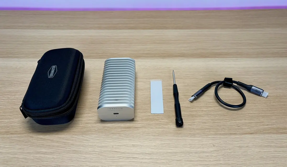 Voici le contenu de la bo&icirc;te&nbsp;: le bo&icirc;tier, un pad thermique, un tournevis, un c&acirc;ble de 33cm et une housse