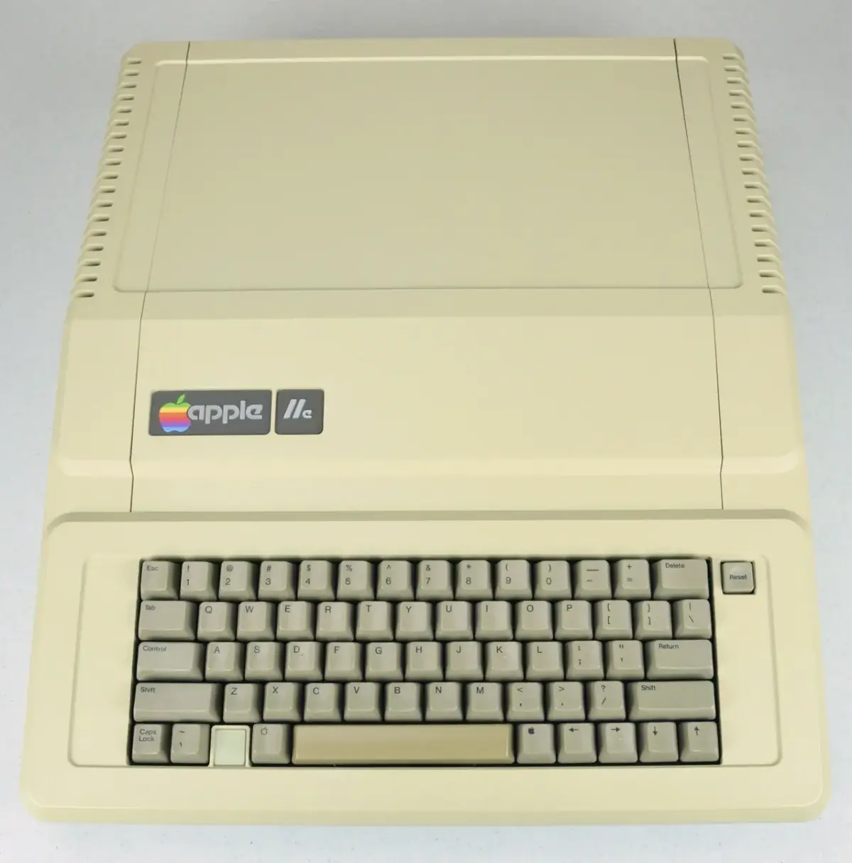 L'Apple IIe avait lui aussi des touches pomme vide et pomme pleine. Remarquez la disposition diabolique des fl&ecirc;ches.