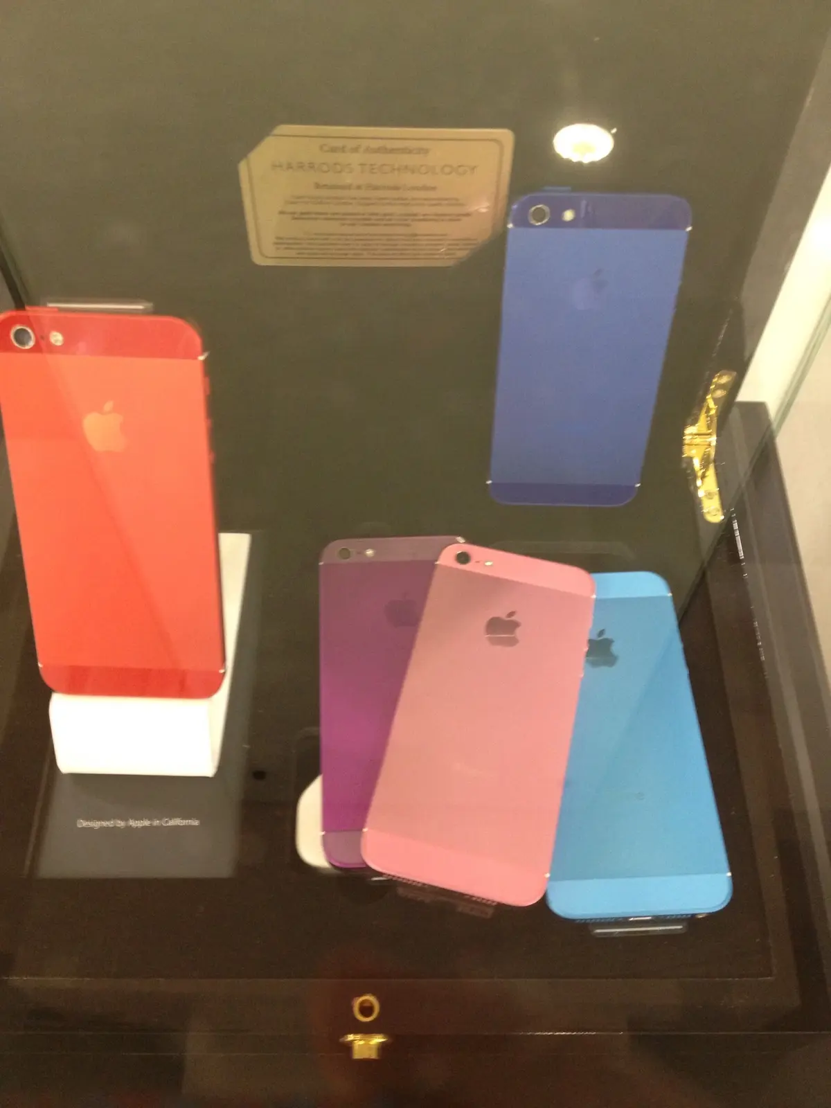 L'image du jour : Harrods (Londres) vend déjà des iPhone en couleurs (MAJ)