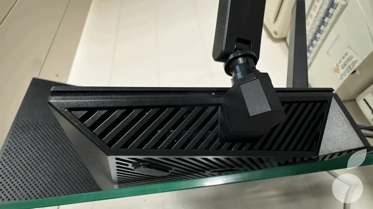 Les antennes sont tr&egrave;s orientables (notez les grosses grilles d'a&eacute;ration tr&egrave;s pratiques pour cet &eacute;t&eacute;)