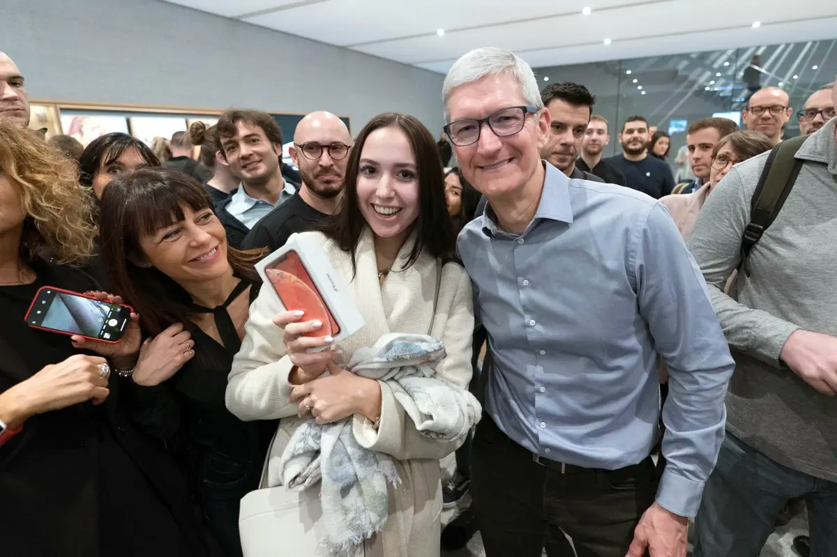 Tim Cook s'improvise vendeur d'iPhone XR à l'Apple Store de Milan