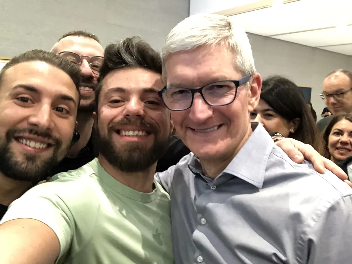 Tim Cook s'improvise vendeur d'iPhone XR à l'Apple Store de Milan