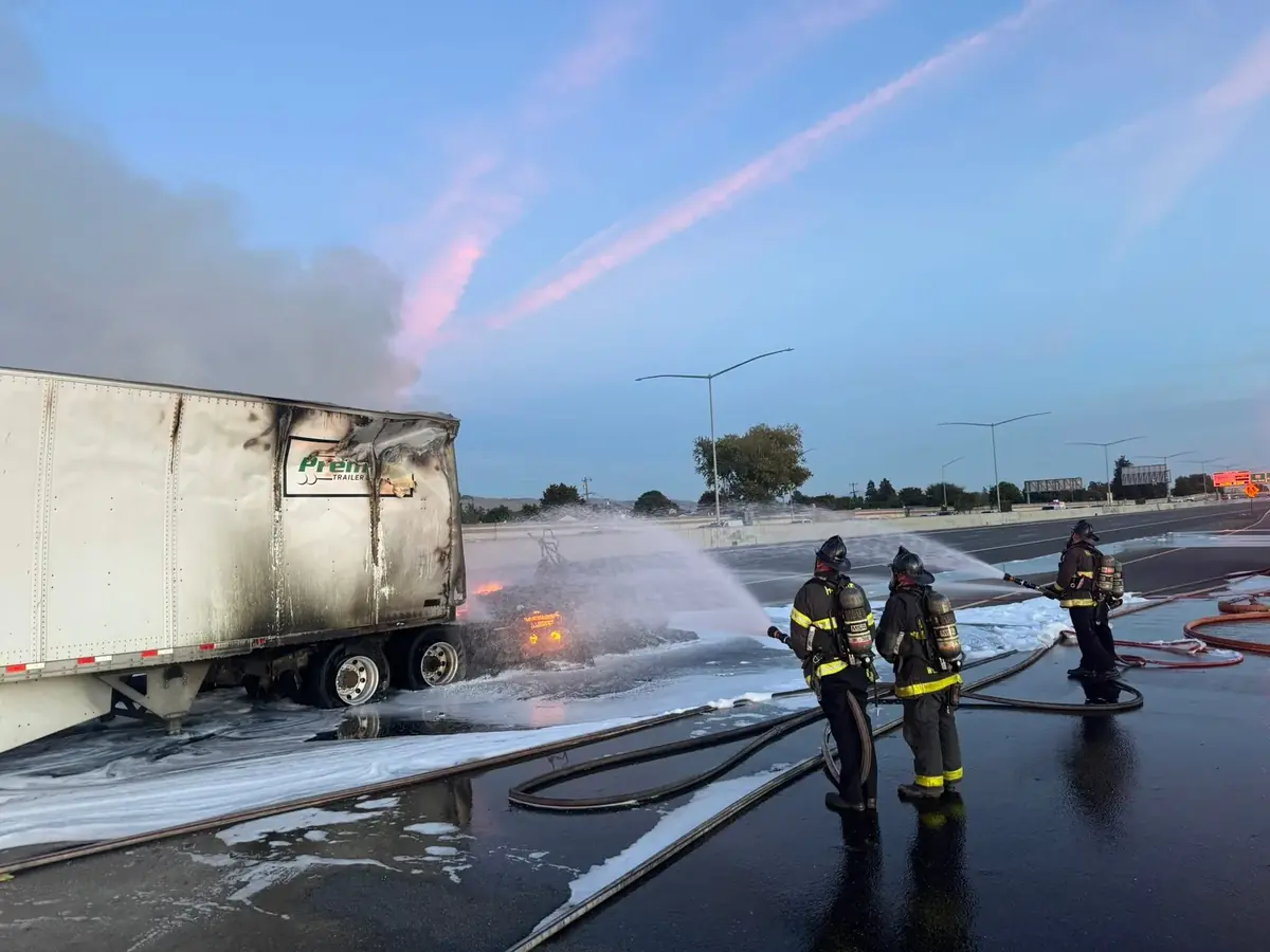 Un Tesla Semi prend feu tout seul et ferme une autoroute toute la nuit