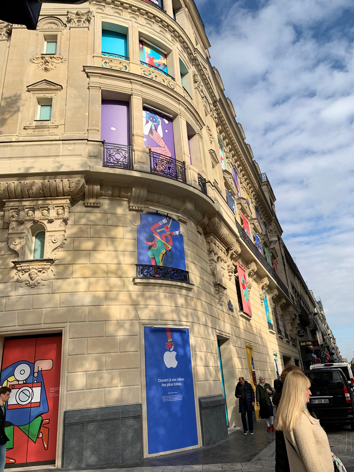 En attendant l’ouverture, plein de photos de l’Apple Store des Champs-Élysées !