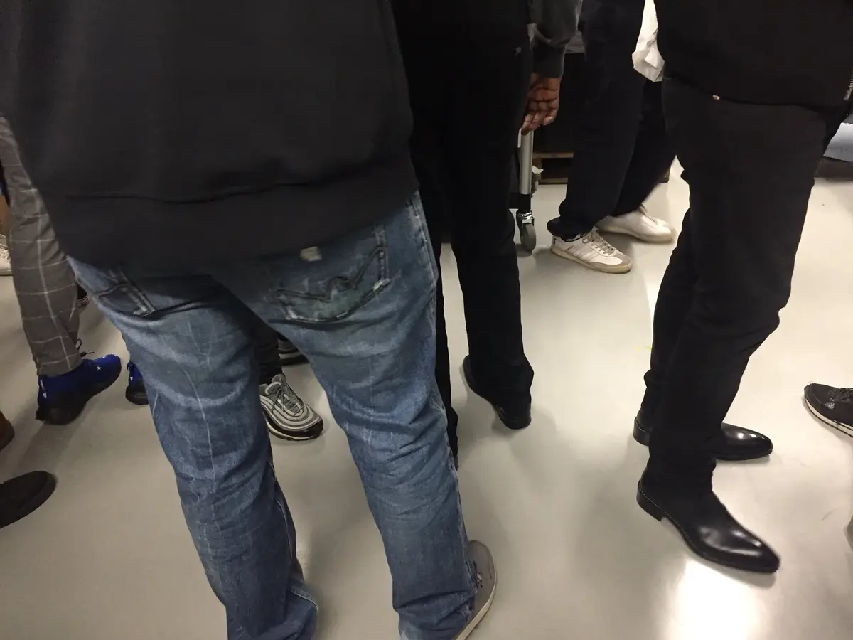 L’image du jour : des clients confinés samedi dans la réserve de l’Apple Store Champs Elysées