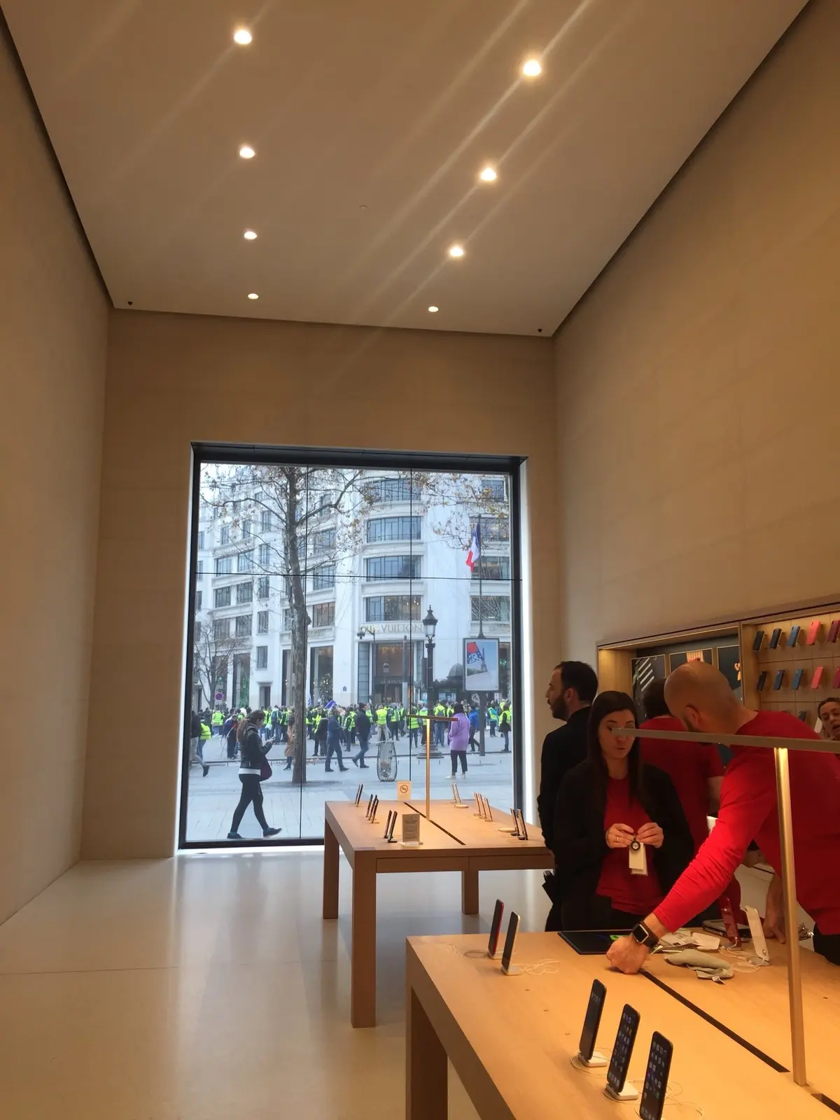 L’image du jour : des clients confinés samedi dans la réserve de l’Apple Store Champs Elysées