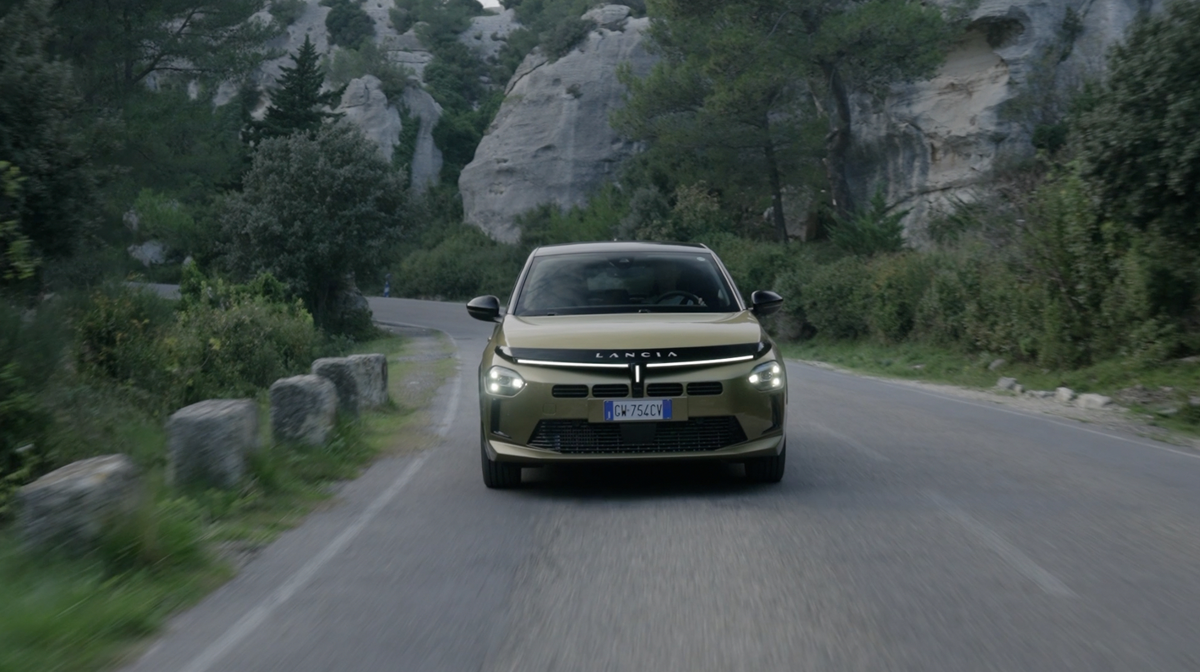 Essai Lancia Ypsilon électrique : le costume italien suffira-t-il à sauver la marque ?