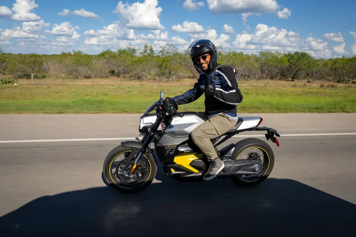 Essai de la Can-Am Pulse, la premi&egrave;re moto &eacute;lectrique &eacute;quip&eacute;e de CarPlay