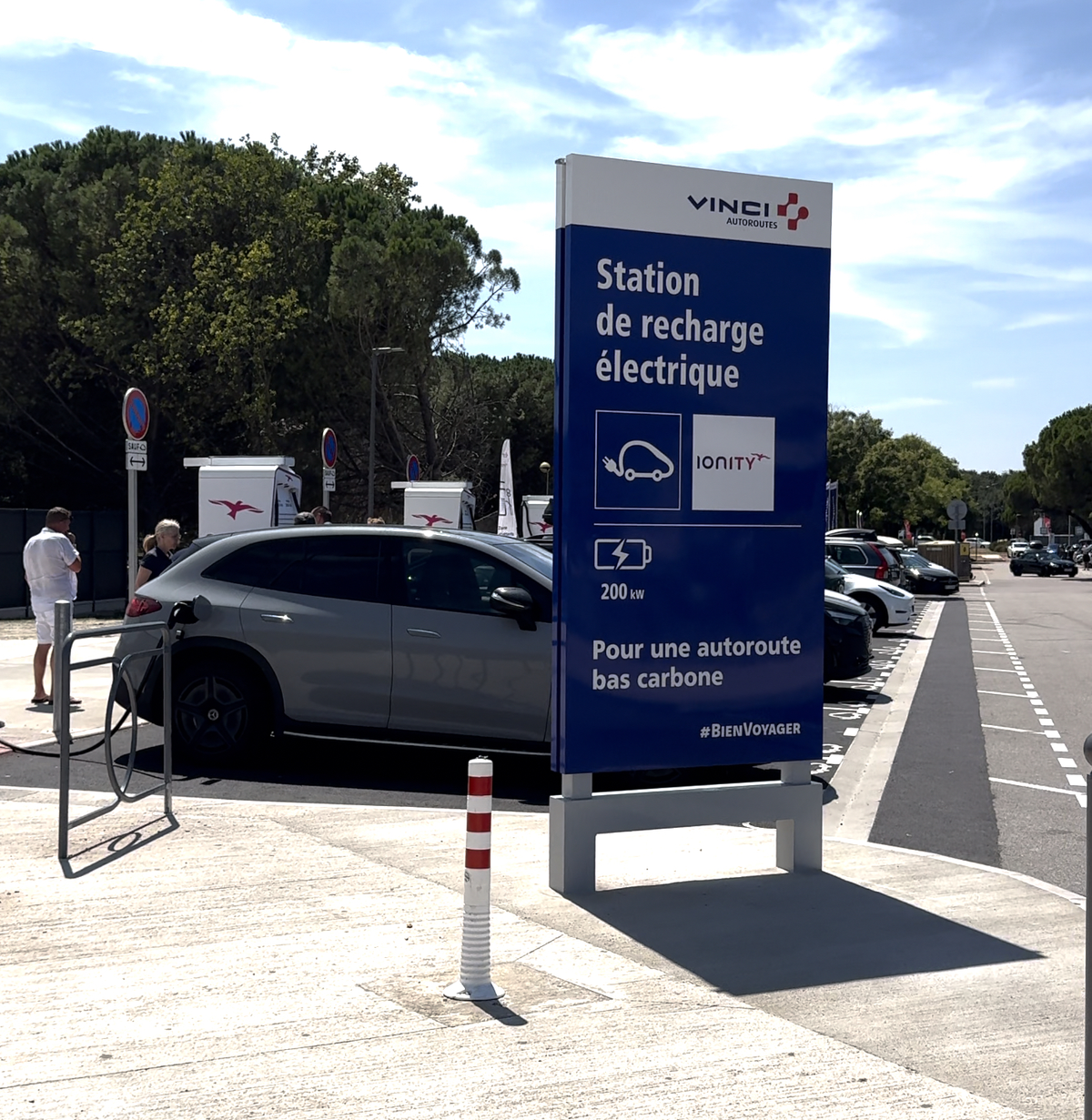 Les files d'attente aux bornes de recharge sont désormais réalité pendant les vacances