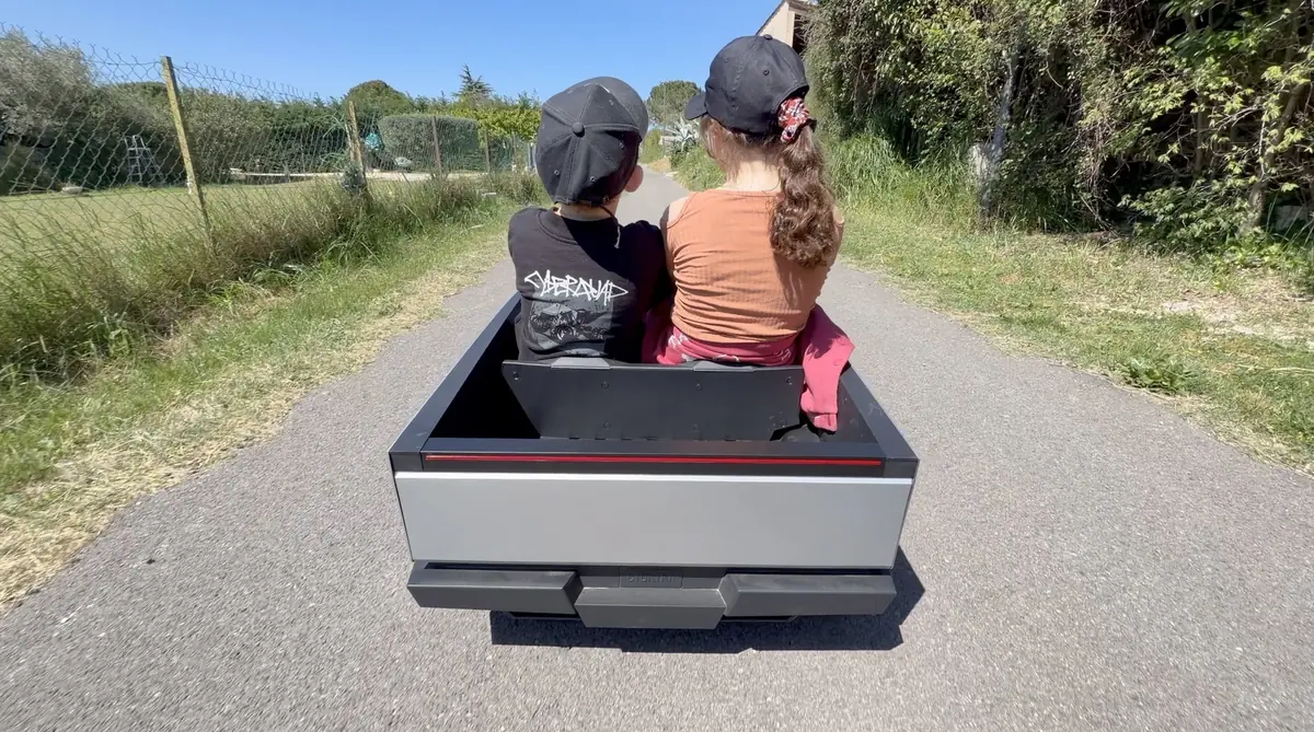 Test du Tesla Cybertruck pour enfants... par des enfants (vid&eacute;o)