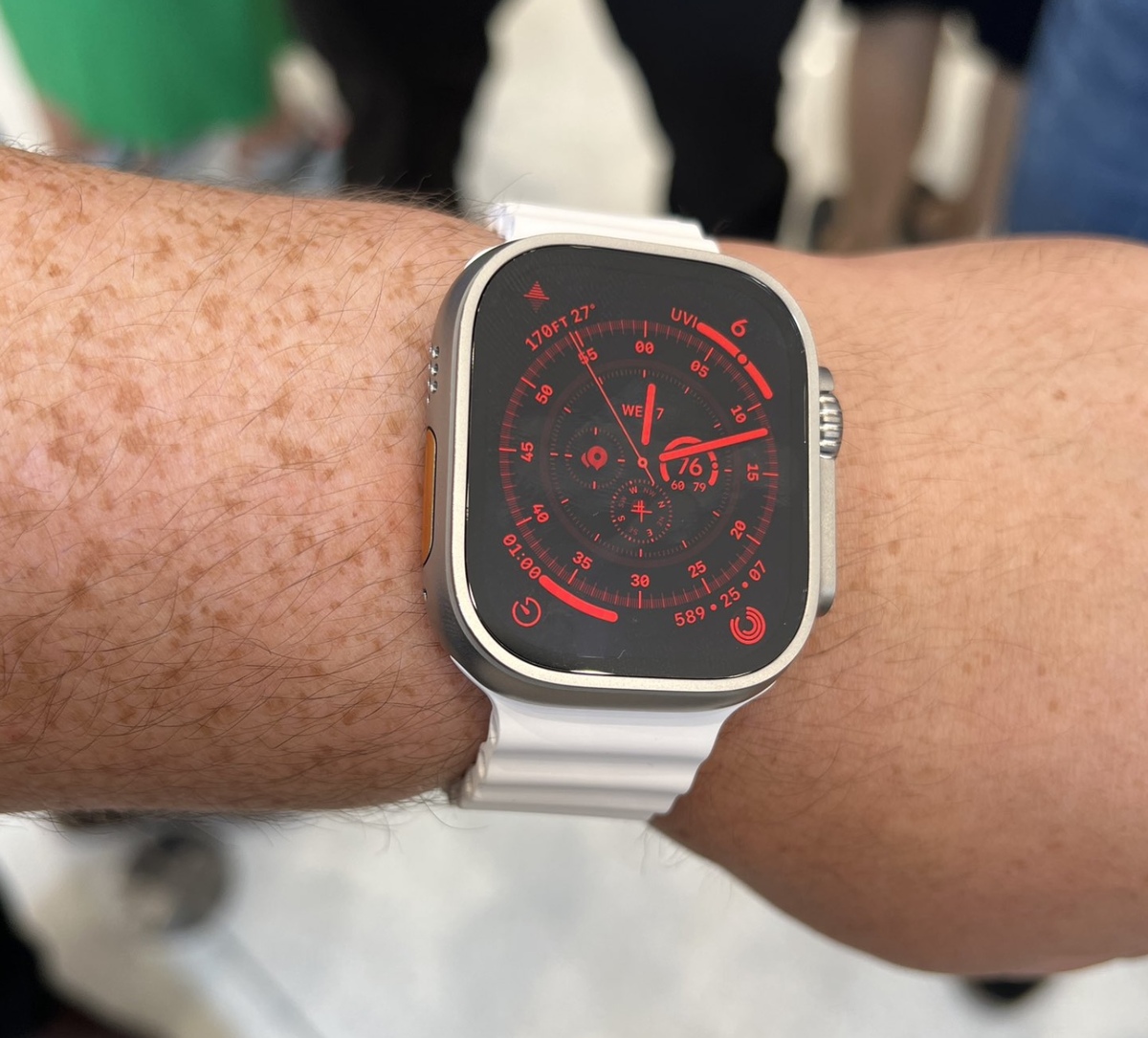 La grosse Apple Watch Ultra "en vrai", l'iPhone 14 et les AirPods Pro 2
