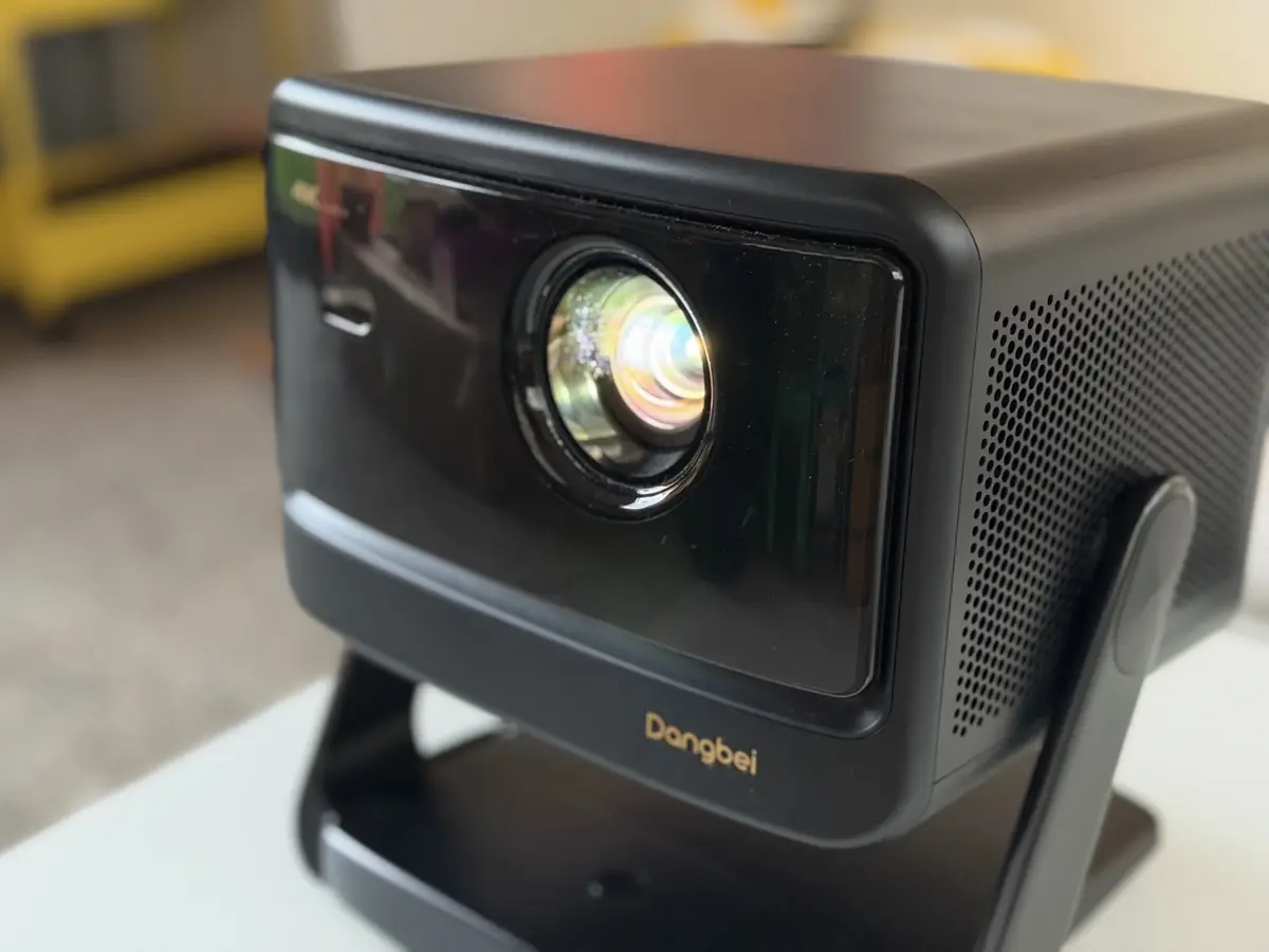 Test du Dangbei DBOX02 Pro&nbsp;: le vid&eacute;oprojecteur 4K qui veut remplacer votre t&eacute;l&eacute;