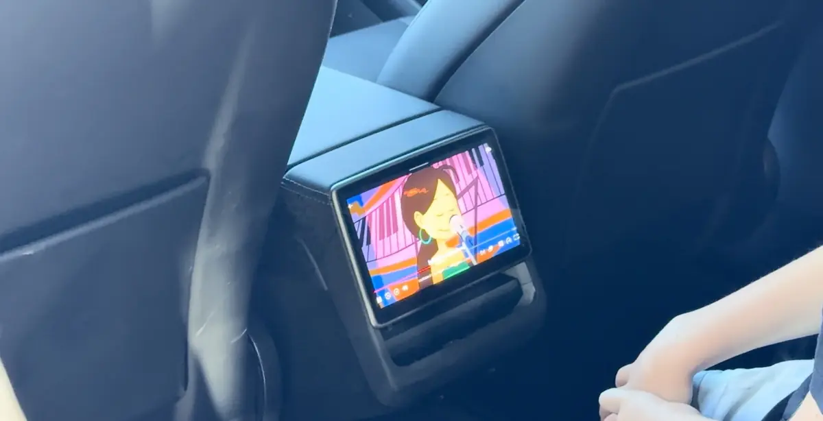 Essai Model Y 7 places 2026&nbsp;: peut-on vraiment partir en vacances en famille avec des bagages&nbsp;?