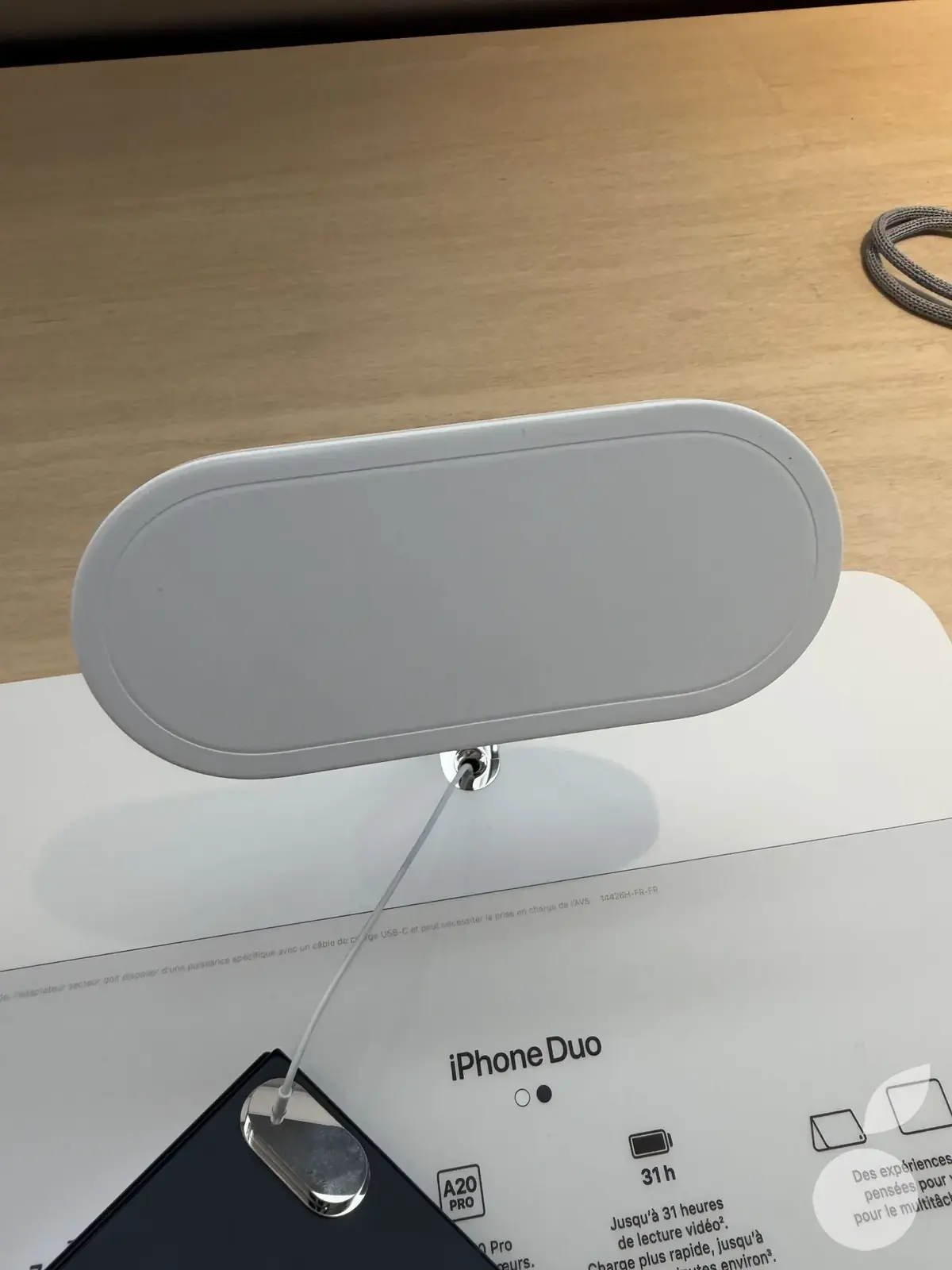 Lancement en direct de l'iPhone Duo&nbsp;: pas de file d'attente et un pr&eacute;sentoir in&eacute;dit