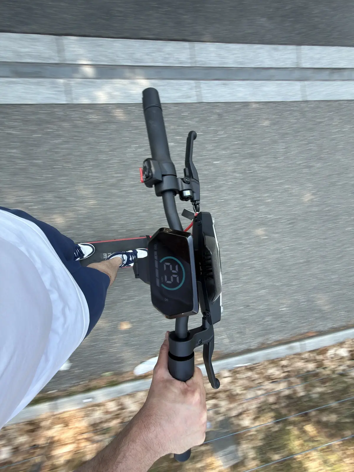 La XT5 Ultra est stable et permet la conduite &agrave; une main (mais ce n'est pas recommand&eacute;).