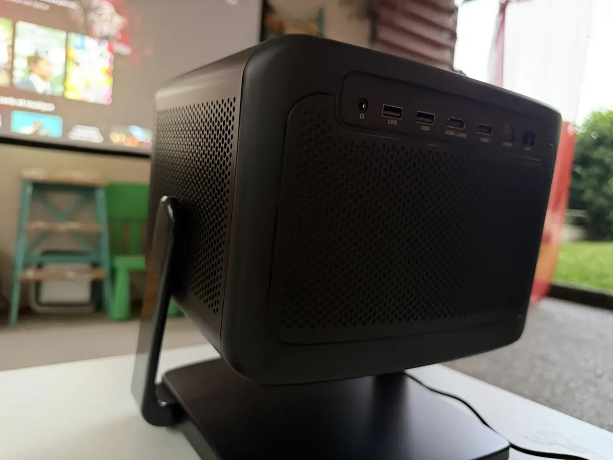 Test du Dangbei DBOX02 Pro&nbsp;: le vid&eacute;oprojecteur 4K qui veut remplacer votre t&eacute;l&eacute;