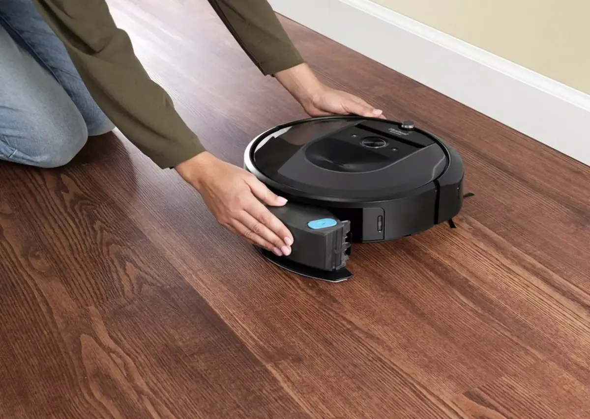 שואב אבק רובוטי היברידי עם פח מתחלף מבית iRobot עם Roomba i8+