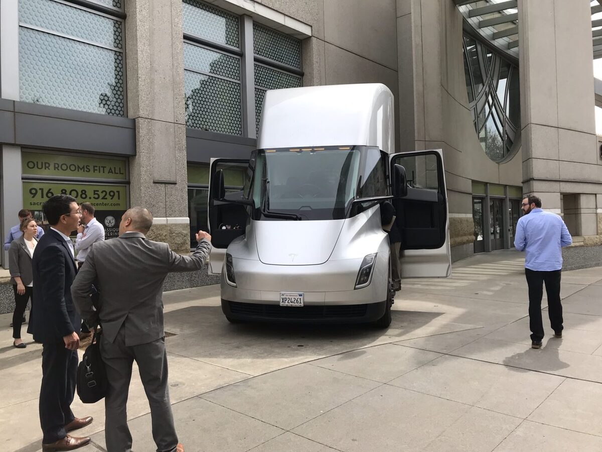 L'image du jour : le cockpit du Tesla Semi dévoilé avec ses 2 écrans géants (photos)