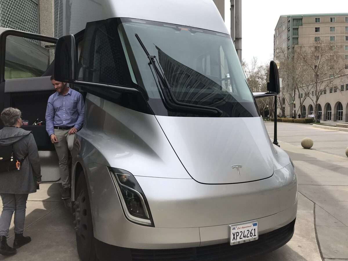 L'image du jour : le cockpit du Tesla Semi dévoilé avec ses 2 écrans géants (photos)