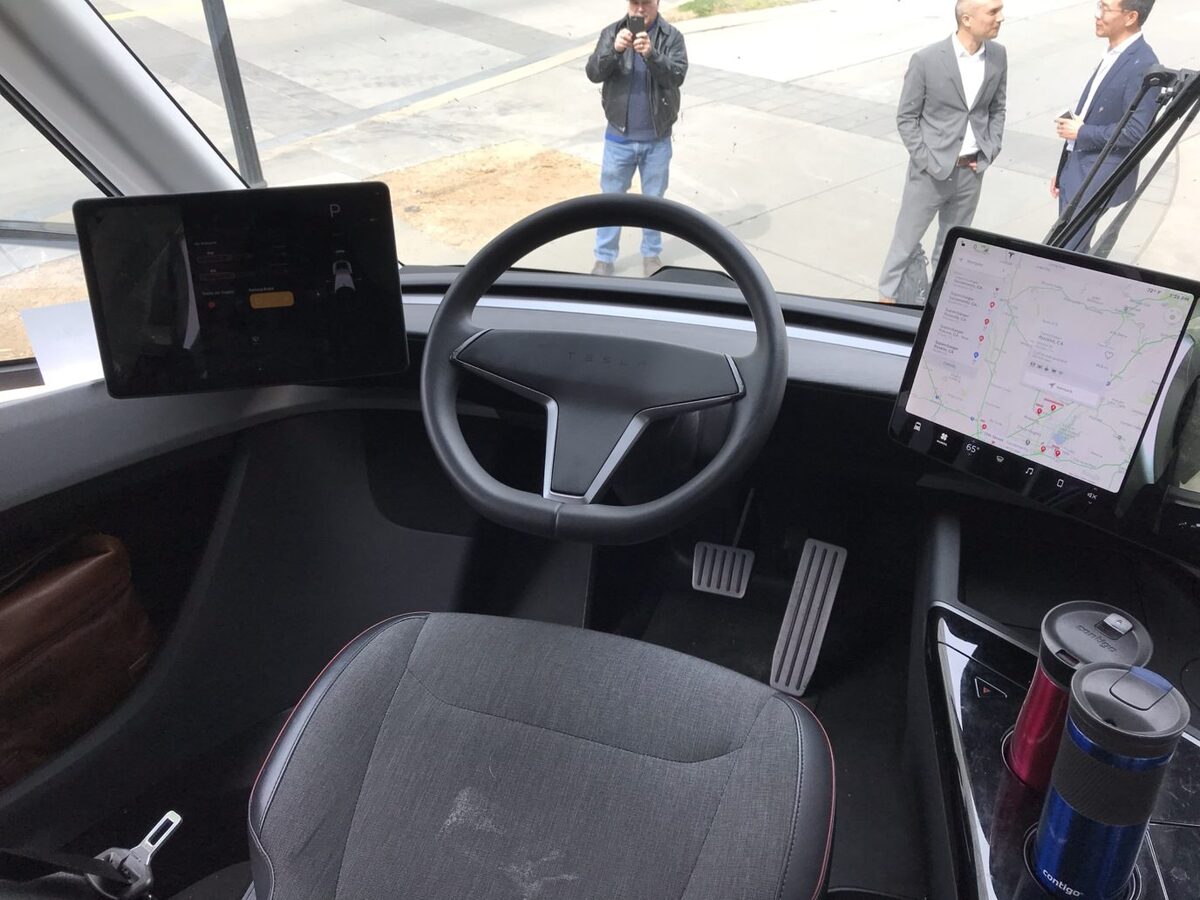 L'image du jour : le cockpit du Tesla Semi dévoilé avec ses 2 écrans géants (photos)