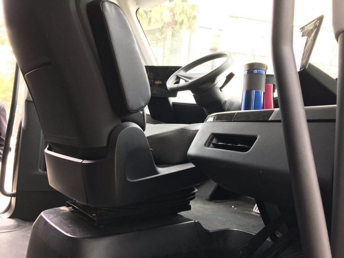 L'image du jour : le cockpit du Tesla Semi dévoilé avec ses 2 écrans géants (photos)