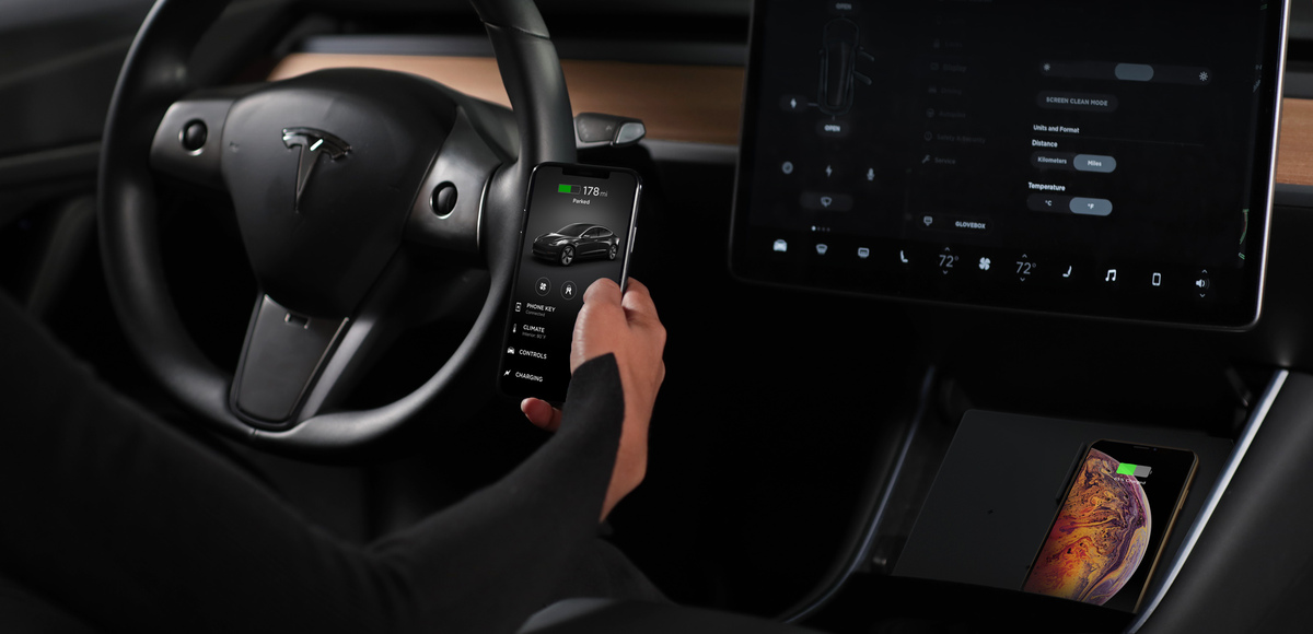 Charger son iPhone sansfil dans une Tesla Model 3, c'est possible