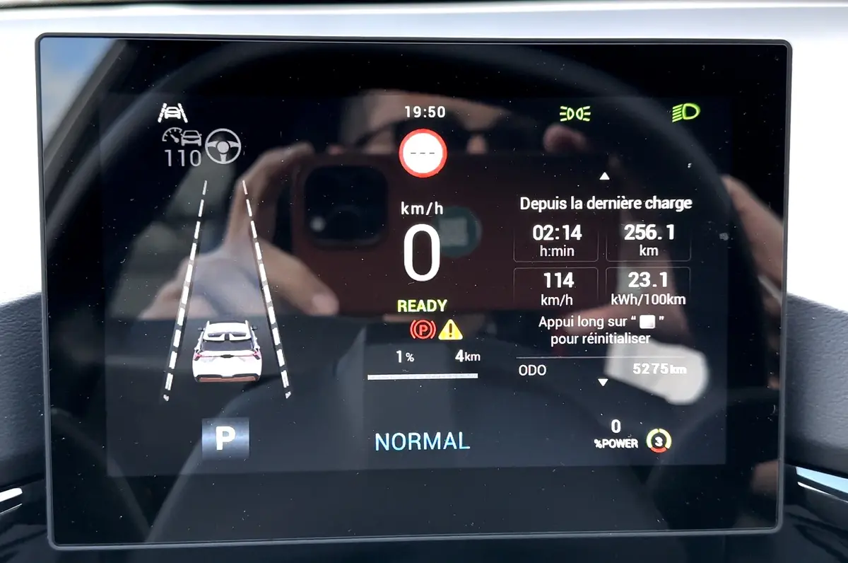 Tesla se moque de ses concurrents, augmente ses prix, et 3 Roadster sous blister