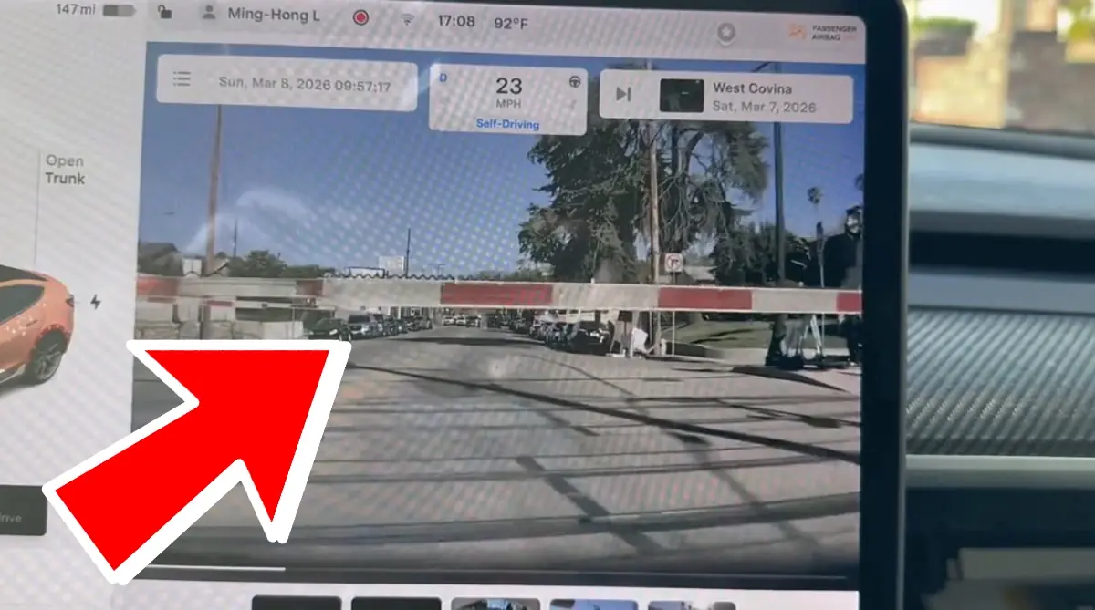 Le FSD de Tesla fonce dans une barri&egrave;re de passage &agrave; niveau