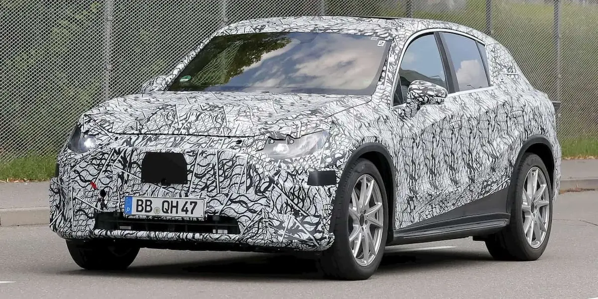 Une MG4 devant une Lambo, autonomie VinFast, EQE autonome, EQC 2025, Model 3 Highland