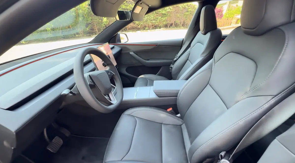 Essai Model Y 7 places 2026&nbsp;: peut-on vraiment partir en vacances en famille avec des bagages&nbsp;?