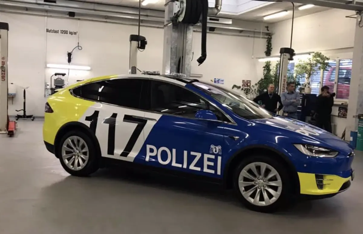 La police suisse s'équipe de Tesla Model X mais désactive une partie de l'électronique