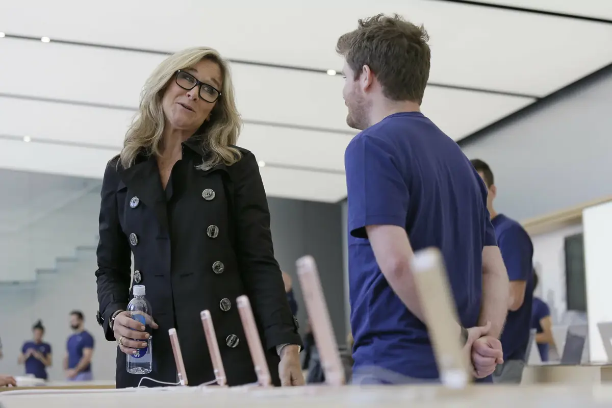 Clients-zombies, ventes en baisse, vendeurs moins qualifiés : les Apple Store en détresse ?