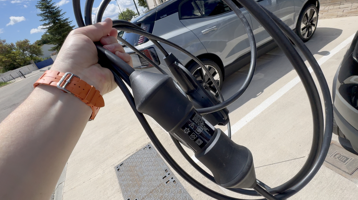 Ce chargeur pour voiture électrique (en promo) divise par deux le temps de recharge à la maison