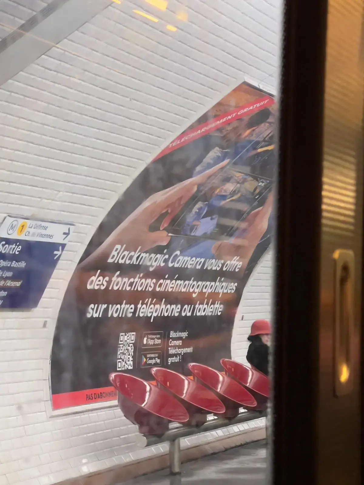 Une étonnante pub dans le métro parisien pour une application iPhone