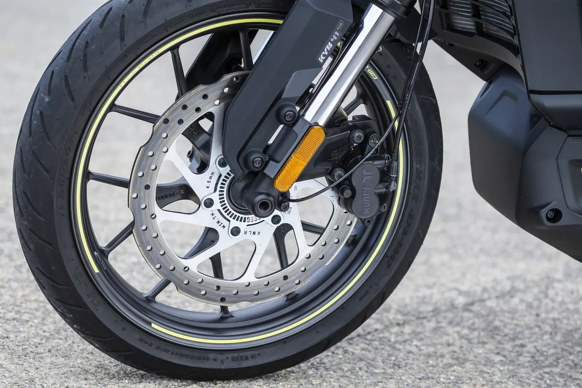 Essai de la Can-Am Pulse, la premi&egrave;re moto &eacute;lectrique &eacute;quip&eacute;e de CarPlay