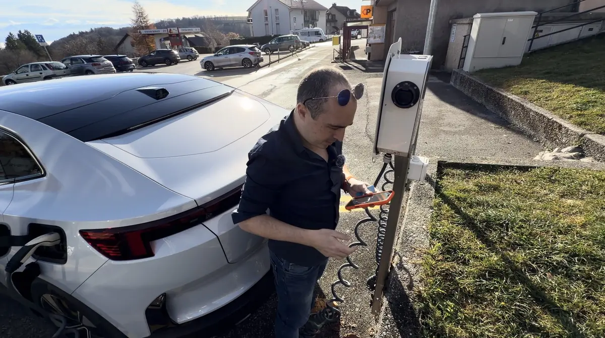 Suisse&nbsp;: les tarifs hallucinants des bornes de recharge dans le viseur