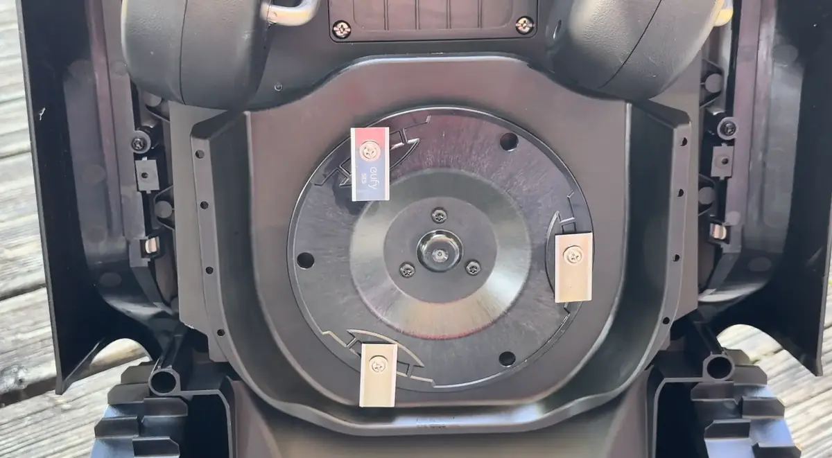 Test Eufy C15&nbsp;: le premier robot-tondeuse d&rsquo;Anker peut-il convaincre&nbsp;?