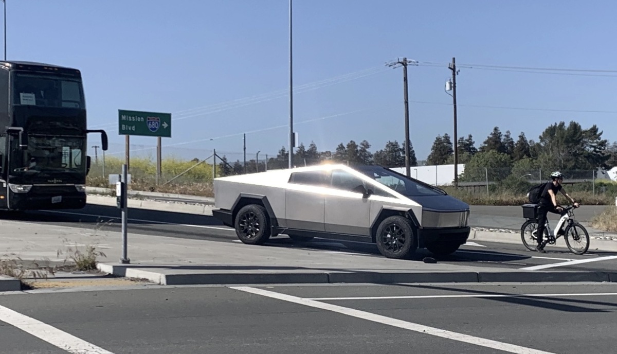 VE : bonus éco, Fisker Ocean, eFuel Mercedes, Ioniq 5 Crabe, Volant Yoke, et Tesla CyberTruck