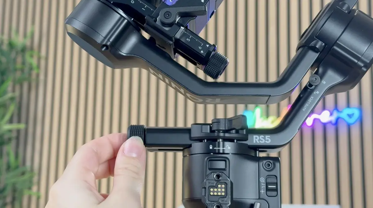 Test du DJI RONIN RS 5&nbsp;: simple &eacute;volution ou r&eacute;volution dans les stabilisateurs l&eacute;gers&nbsp;?