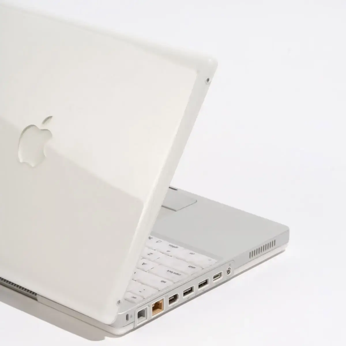 &Agrave; partir de l'iBook G3 Dual USB, le logo est enfin &agrave; l'endroit quand l'ordinateur est ouvert.